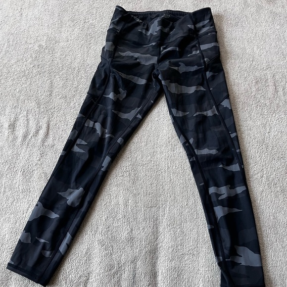 Athleta Black Camo Contender Tight Leggings S Gym Yoga Fitness Core Athleisure - Picture 2 of 6